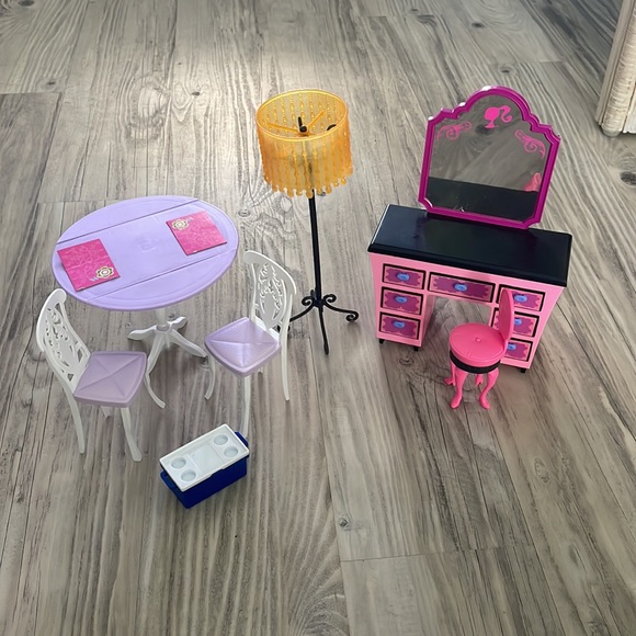 🩷BARBIES WITH VANITY AND KITCHEN🩷 - Picture 3 of 11